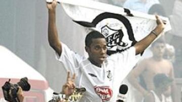 <b>EL ÍDOLO DEL SANTOS. </b>Robinho vio reforzado su juego con la llegada de Luxemburgo. En la imagen, celebra el título logrado este año..