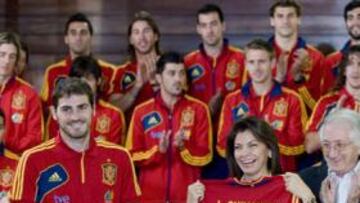 <b>EMBAJADORES. </b>La Selección en pleno durante su visita a Costa Rica con la presidenta del país, Laura Chinchilla, en San José.