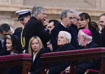 Giorgia Meloni, Primera Ministra de Italia desde el 22 de octubre de 2022, Sergio Mattarella, presidente de la República Italiana, y Matilde de Bélgica, actual reina consorte de los belgas.