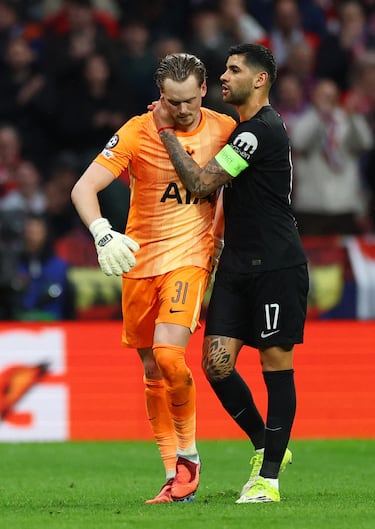 El técnico del Tottenham había sorprendido con la titularidad de Kinsky en el lugar de Vicario. Pero solo duró 17 minutos, ya que tras el fallo en dos goles, le retiró del campo. Se marchó abatido entre muestras de cariño de sus compañeros.