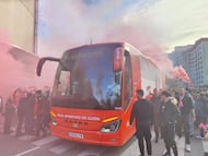 08-02-26. LLEGADA DEL AUTOCAR DEL SPORTING A EL MOLINÓN, RECIBIDO POR CIENTOS DE AFICIONADOS.