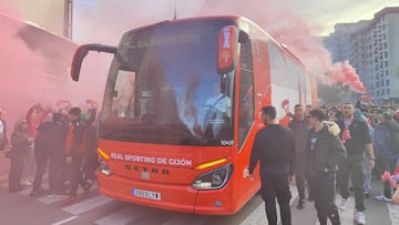 08-02-26. LLEGADA DEL AUTOCAR DEL SPORTING A EL MOLINÓN, RECIBIDO POR CIENTOS DE AFICIONADOS.