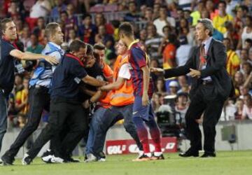 Partido amistoso Barcelona - Santos. Un espontaneo intentó abalanzarse sobre Neymar.