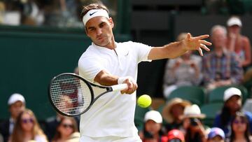 Roger Federer devuelve una bola ante Alexandr Dolgopolov durante su partido de primera ronda en Wimbledon.