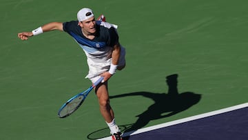 INDIAN WELLS, CALIFORNIA - MARCH 15: Jack Draper of Great Britain serves against Carlos Alcaraz of Spain in their Semifinal round match during the BNP Paribas Open at Indian Wells Tennis Garden on March 15, 2025 in Indian Wells, California. Clive Brunskill/Getty Images/AFP (Photo by CLIVE BRUNSKILL / GETTY IMAGES NORTH AMERICA / Getty Images via AFP)