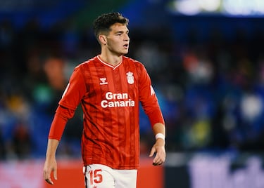 Mika Mármol (22), con un perfil en Las Palmas con ciertas similitudes al de Hermoso gusta en la parroquia rojiblanca. También zurdo y con buena salida de pelota, es una alternativa si se confirma la salida del central que llegó al Atlético en 2019.