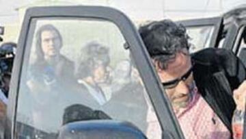 <b>EL MÉDICO. </b>Los ciclistas tienen que contestar un cuestionario para aclarar su relación con Fuentes.