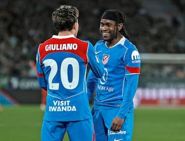 0-3. Ademola Lookman celebra el tanto con Giuliano en su debut como colchonero.