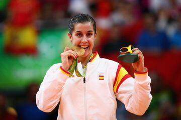 Con este oro olímpico, Carolina Marín entró en la historia, ya que es la primera jugadora de bádminton no asiática que consigue esta medalla. Aunque llegó la final sin ceder ni un solo set en todo el torneo, en la final perdió el primero contra la india Shindu Pusarla. Pero a partir de ese momento desplegó su mejor juego para culminar una increíble remontada.   