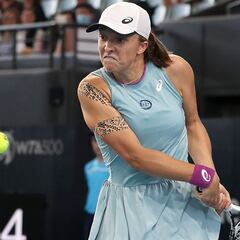 Swiatek avanza por retirada de Collins y Gauff se verá con Bencic