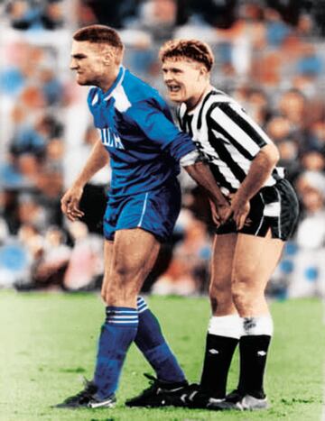 1988. Vinnie Jones agarra sus partes a Paul Gascoigne en el Newcastle-Wimbledon.