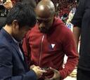Mayweather y Pacquiao se saludan en un partido de la NBA