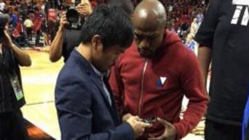 Floyd Mayweather y Manny Pacquiao intercambian sus números de teléfono.