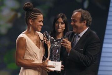 El presidente de la UEFA  Michel Platini dando a la alemana Celia Sasic, el trofeo a mejor jugadora de la UEFA.