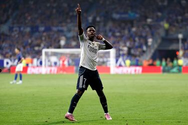 Celebración del jugador del Real Madrid tras el tercer gol del encuentro frente al Real Oviedo.
