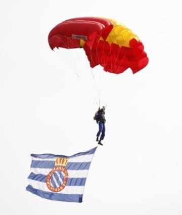 Un paracaidista con la bandera del Espanyol durante el homenaje al Atlético Aviación, denominación del Atlético de Madrid entre 1939 y 1947, de cuya fundación se cumplen 75 años. 