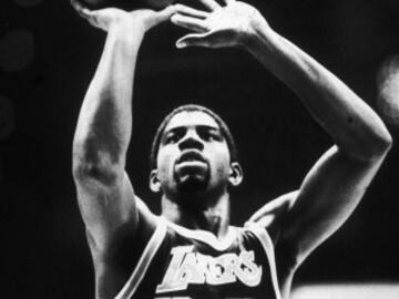 Al principio de su carrera, en 1982. 
Magic Johnson fue elegido en el draft de 1979 por Los Lakers. Fue el único equipo de su carrera.
