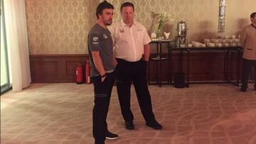 Fernando Alonso y Zak Brown antes de la rueda de prensa.