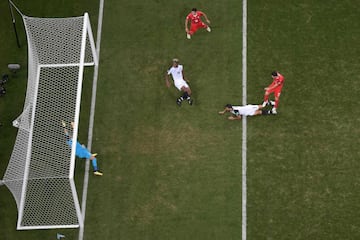 Blerim Dzemaili marca el 1-0 para Suiza.
