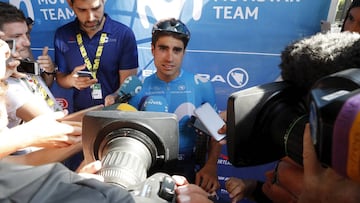 Mikel Landa atiende a los medios de comunicaci&oacute;n en la segunda jornada de descanso del Tour de Francia.