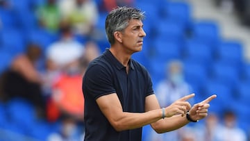 SAN SEBASTIAN, SPAIN - AUGUST 22: Imanol Alguacil, Head Coach of Real Sociedad gives instructions during the La Liga Santader match between Real Sociedad and Rayo Vallecano at Reale Arena on August 22, 2021 in San Sebastian, Spain. (Photo by Juan Manuel Serrano Arce/Getty Images)