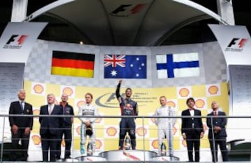 Daniel Ricciardo  en el podio junto a Valtteri Bottas y Nico Rosberg después de ganar el Gran Premio de Bélgica en el circuito de Spa-Francorchamps