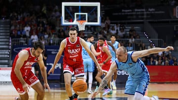 ANDORRA LA VELLA (ANDORRA), 24/05/2025.- Santiago Vescovi (i) escolta italiano del Baxi Manresa intenta recuperar un balón con Rafa Luz (d) base español del Andorra durante el partido de la trigésimo tercera jornada de la Liga Endesa de baloncesto que se disputa este sábado en el Polideportivo Toni Martí de Andorra. EFE/ Fernando Galindo