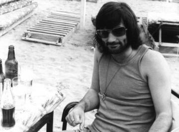 George Best era tan conocido dentro de los terrenos de juego como fuera de ellos. Famoso por sus juergas y escarceos amorosos, llevaba una vida digna de una estrella de rock.  