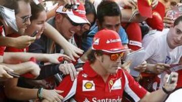 <b>FOTÓGRAFO. </b>Alonso se autofotografió ayer en el 'pit lane' de Montmeló rodeado de aficionados.
