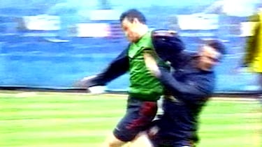 Luis Enrique y Marc Overmars tuvieron un encontronazo durante un entrenamiento en 2003. Overmars le entró con dureza a Luis Enrique en un lance del partido de ensayo y este no se lo tomó muy bien.