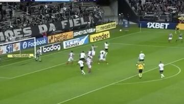 Cabezazo y primer gol oficial de V&iacute;ctor Cantillo con Corinthians