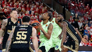 MONACO (Monaco), 23/04/2025.- Kevin Punter (C) of Barcelona in action during the Euroleague Basketball Playoff Game 1 match between AS Monaco and FC Barcelona at the Louis II stadium, in Monaco, 23 April 2025. (Baloncesto, Euroliga) EFE/EPA/SEBASTIEN NOGIER