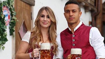 Thiago Alc&aacute;ntara con su mujer, Julia Vigas, celebrando el Oktoberfest.