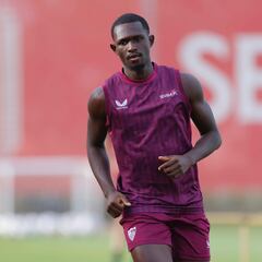 Pequeño respiro para el Sevilla: Badé y Nianzou, con el grupo