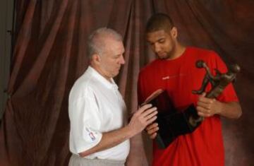 Duncan le muestra el MVP de 2002.