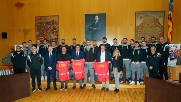 El presidente de la Diputación de Alicante, Carlos Mazón (c) posa con la selección Española de balonmano que disputa este fin de semana en Benidorm un torneo internacional preparatorio para el mundial que empieza el próximo11 de enero.