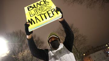 KENOSHA, WISCONSIN - 4 DE ENERO: Activistas muestran su apoyo a Jacob Blake Jr. durante una vigilia cerca del Palacio de Justicia del Condado de Kenosha el 4 de enero de 2021 en Kenosha, Wisconsin. J