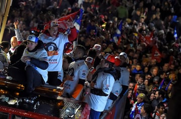 Marc y Álex Márquez, los flamantes campeones del mundo de MotoGP y Moto2 respectivamente, celebran en su Cervera natal sus títulos.