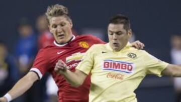 Pablo Aguilar disputando el esf&eacute;rico con Bastian Schweinsteiger del Manchester United durante la pretemporada del Am&eacute;rica.