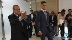 Luka Jovic with Real Madrid president Florentino Pérez before his presentation.