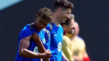 Lamine enseña músculo a Lewandowski.