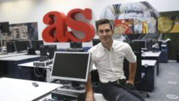 FUTBOLERO. Miguel Molina disfrutó con su visita a AS, como buen aficionado al deporte y al fútbol (seguidor del Espanyol) que es.