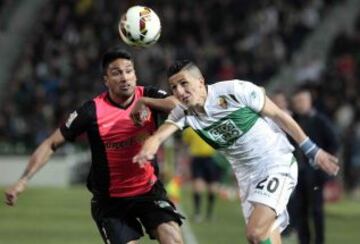 Faycal intenta llevarse el balón.