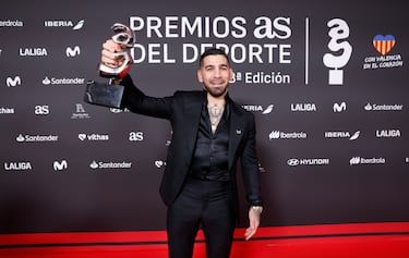 El 2 de diciembre, AS premió al luchador como reconocimiento a su carrera invicta en la UFC y por las dos victorias por el campeonato mundial en el último año. Un referente en un deporte que está creciendo mucho su popularidad en España.








