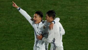 Quezada y Tejero celebran el primer gol del Castilla.