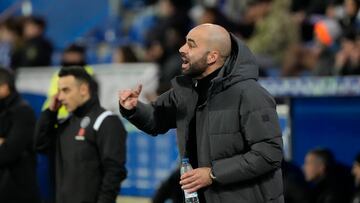 Claudio Giráldez da instrucciones a sus jugadores en Mendizorroza.
