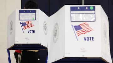 Una persona vota en las elecciones a la alcaldía de Nueva York en un colegio electoral de la Escuela de Artes Frank Sinatra, en Astoria, distrito de Queens, Nueva York, EE. UU., el 4 de noviembre de 2025.