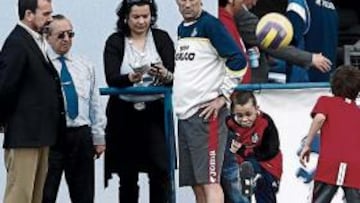<b>ÚLTIMA VISITA. </b>Torres pasó ayer por la Ciudad Deportiva para inspeccionar las obras realizadas y saludar a Laudrup en su última visita de la temporada.