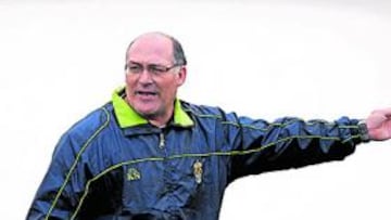 <b>IMPARTE MAGISTERIO. </b>Manolo López realiza una instrucción durante el entrenamiento del Juvenil C en las instalciones del Mundial 82.