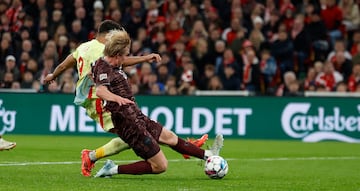 0-2. Dani Olmo filtra un pase al desmarque de Ayoze Pérez, el delantero se interna en el área danesa con la oposición de Joachim Andersen y de disparo cruzado, raso con la izquierda, supera  a Kasper Schmeichel.